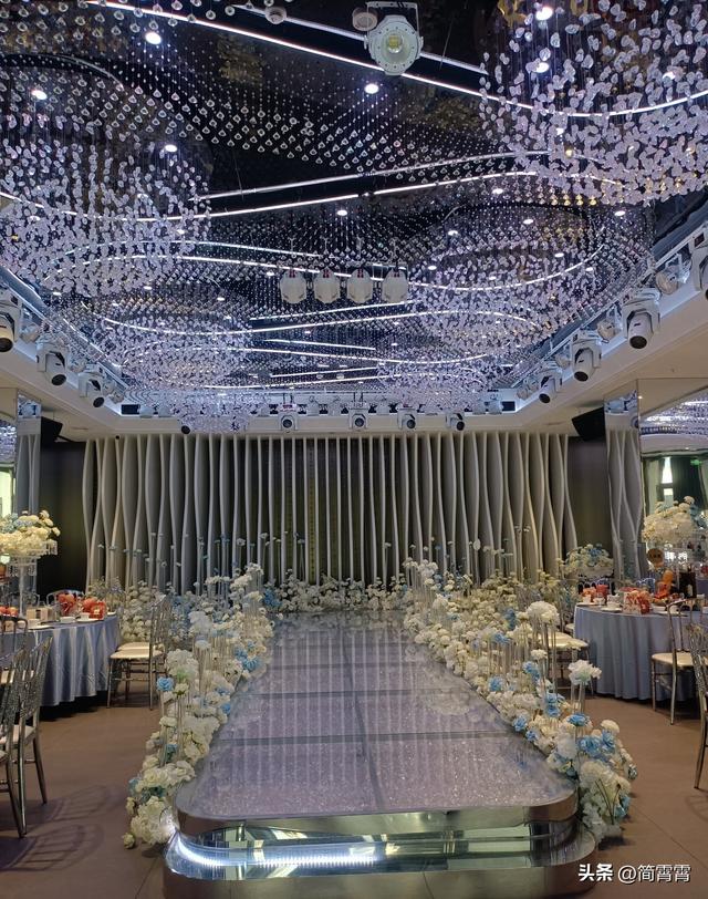 在别人的婚礼上，品自已的婚姻