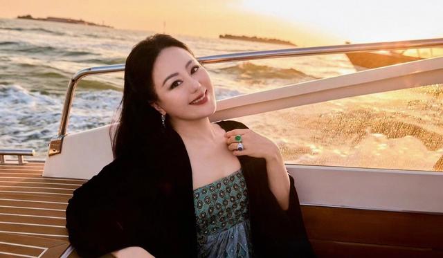 45岁还拍三级片	，耗尽两任亿万家产，62岁直言后悔嫁给钟镇涛