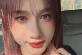 河南男子扮成女人逛街，身边无人看出，网友直呼，真真假假分不清图片