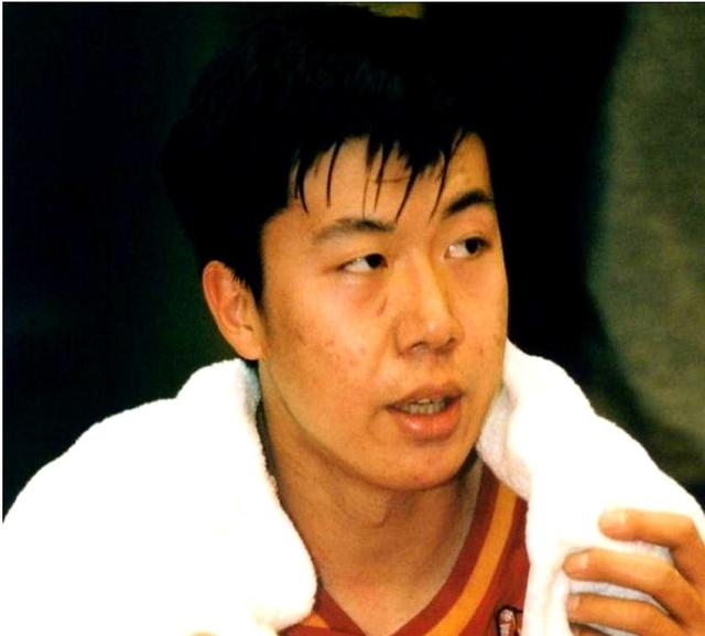 王治郅：离婚后重新再婚，退役迎娶美女主持周蕾，人生终圆满