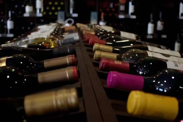 中方收到入群邀请函，特朗普也翻脸了：关税加到200%！受害者出现