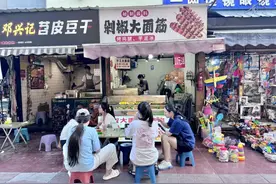 不要轻易靠近双流步行街，会胖图片