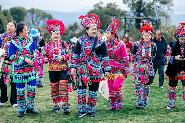 元宵赛装醉人心 云南永仁千年彝韵焕新彩