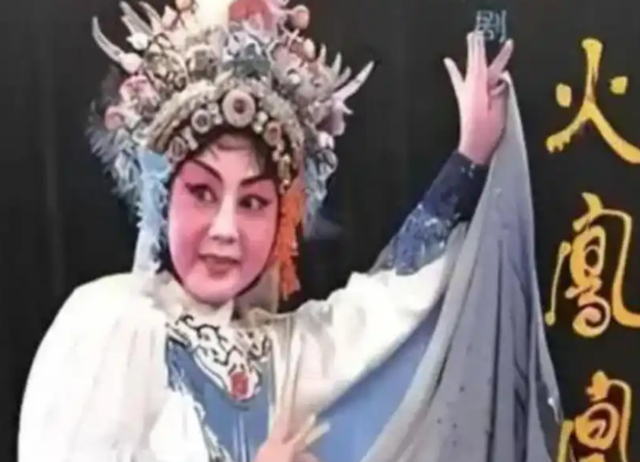 吃里扒外、永不回国？带30名演员留美不归，如今年过花甲归来