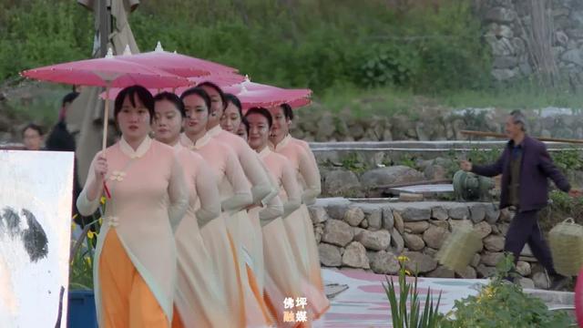 走T台、水幕秀、打铁花......这个“五一”王家湾村太会“玩”→