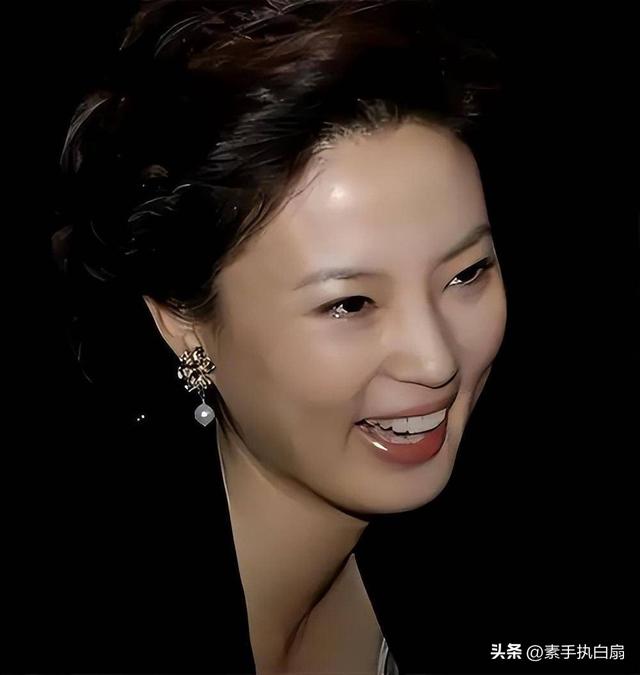 央视最惨女主持：男友被判死缓，丈夫惨死狱中，如今48岁依旧单身