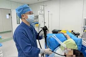 一杯养生红枣茶下肚，女子胃穿孔图片