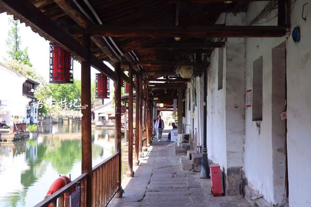 浙江绍兴这条历史街区很低调，但水乡风情浓郁，苦楝花美不胜收