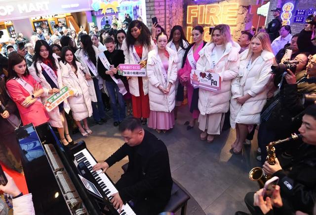 从甲秀楼到青云路 各国冠军佳丽邂逅“爽爽贵阳·甲秀南明”