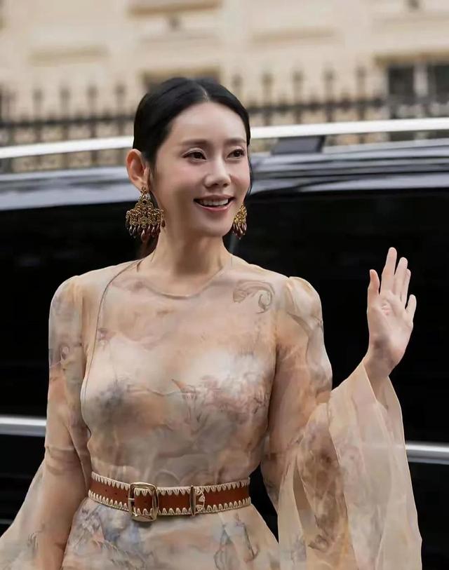 秋瓷炫：把半辈子的苦，穿成了巴黎最贵的“战袍”