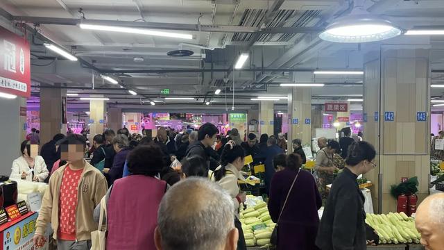 轨道直达的赶场地!地方超大,东西多,买菜这些超方便