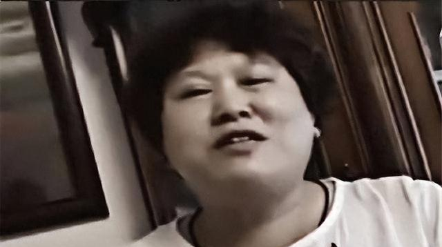 92年北大才女嫁非洲生下一女回国，卖盒饭2年后得知，丈夫是大官