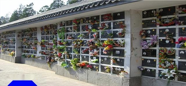 八宝山公墓中，受祭拜最多的是谁？81号墓安葬着谁？无名墓碑是谁