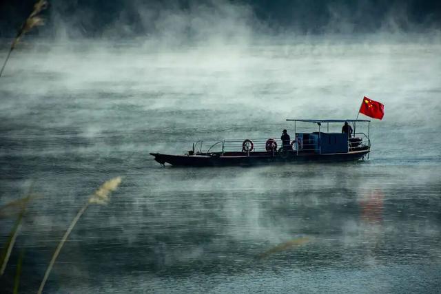 一眼沦陷！新安江的雾气，堪称江南冬日的 “治愈顶流” | 皖美冬日 | 第十五届安徽国际文化旅游节