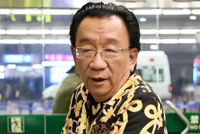 杨少华头七刚过，67岁冯巩两个操作，保住了他最后的体面
