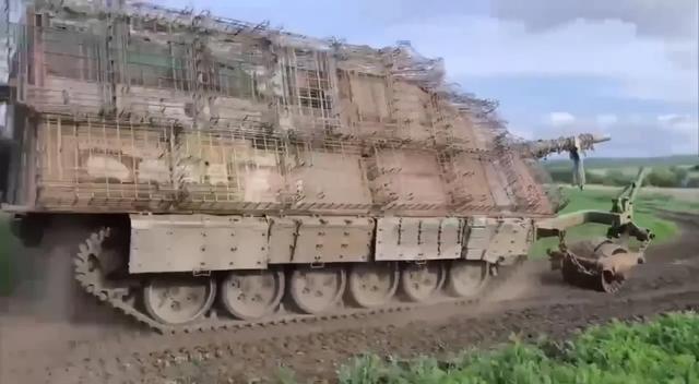 红警“幻影坦克”成真？俄军改装T-80坦克，能挡100台FPV无人机？