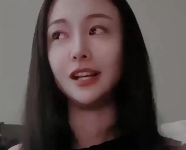 35岁郑爽近照曝光！形象管理失败，彻底成了素人	，在美日子舒坦了