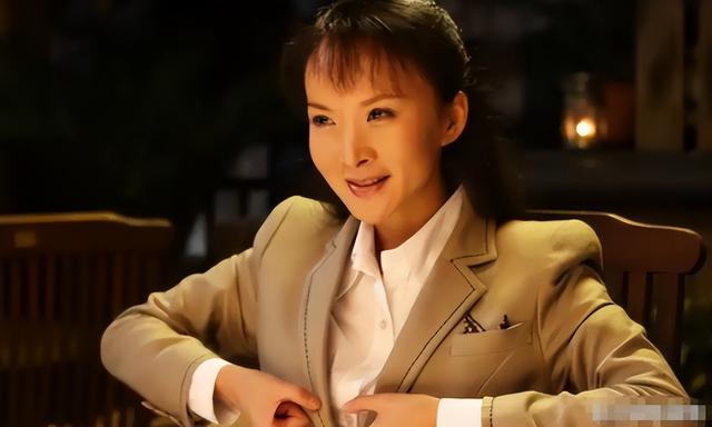 吃里扒外！定居美国13年，回国捞金惨遭“驱逐”，52岁活成了笑话