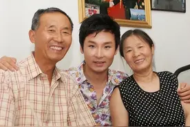 刘和刚晒一家四口全家福，小10岁娇妻罕见露面，一双儿女像极爸爸图片