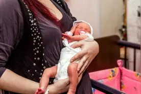 老人带娃，这些“土方法”坑娃还不自知，宝妈别怕得罪人而不敢说图片