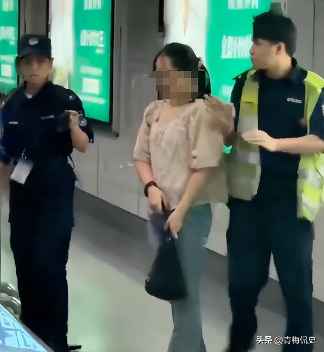 女子追打安检员后续：知情人透原因，女子正脸曝光太狰狞，已拘留