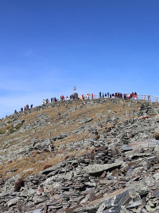 登上新疆云霄峰，一览四国景！