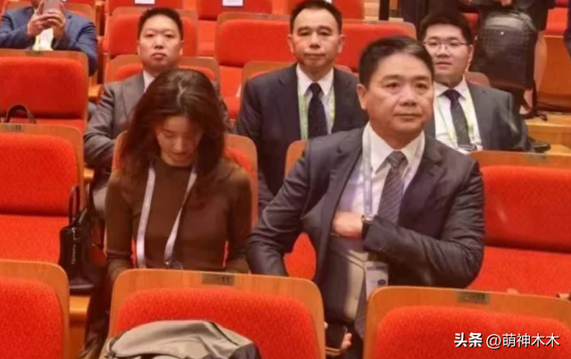 刘强东搀扶章泽天，女方态度冷淡疑似冷战，像极黄晓明给杨颖提裙