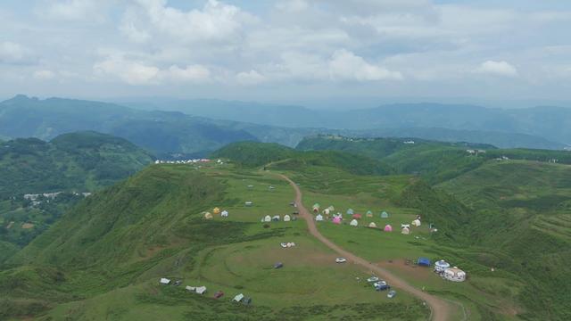 盘州乌蒙大草原：帐篷露营，高山草场上的独特体验