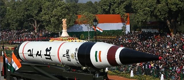 印度战机又“爆雷”，迪拜航展漏油，用手提袋救场，难掩军工隐患