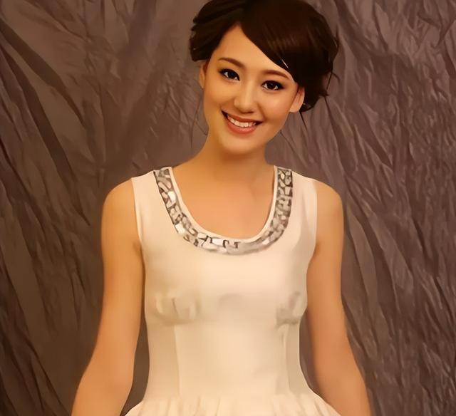 私生活混乱？遭央视“开除”？被传和小尼结婚的她，如今怎么样了
