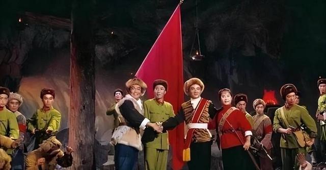 吃里扒外、永不回国？带30名演员留美不归，如今年过花甲归来