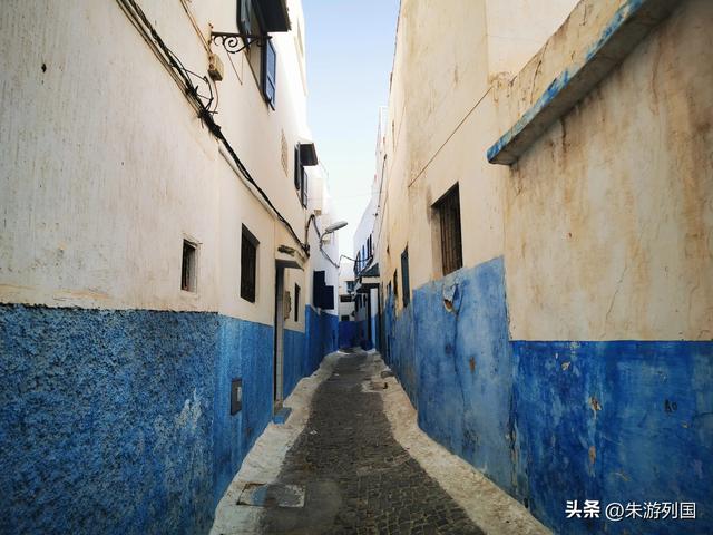 蓝白巷弄与敞门面包车，摩洛哥的荒诞与真实