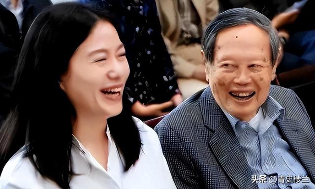 杨振宁去世后，翁帆再发文，49岁无子女的她，早已被安排好了退路
