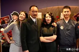 胡军全家合影，23岁女儿气质出众，16岁儿子1米8大个帅气似空少图片