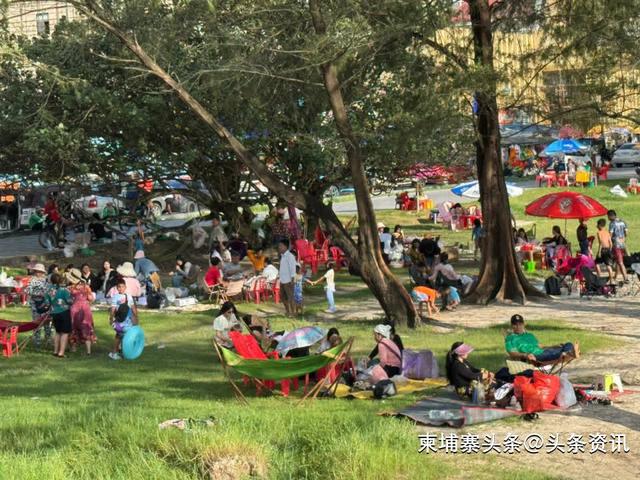 送水节首日 柬埔寨沿海城市吸引众多游客