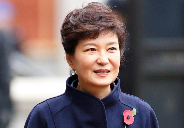 韩国政坛 “地震”，尹锡悦妻子被关进大牢，朴槿惠文在寅集体失声