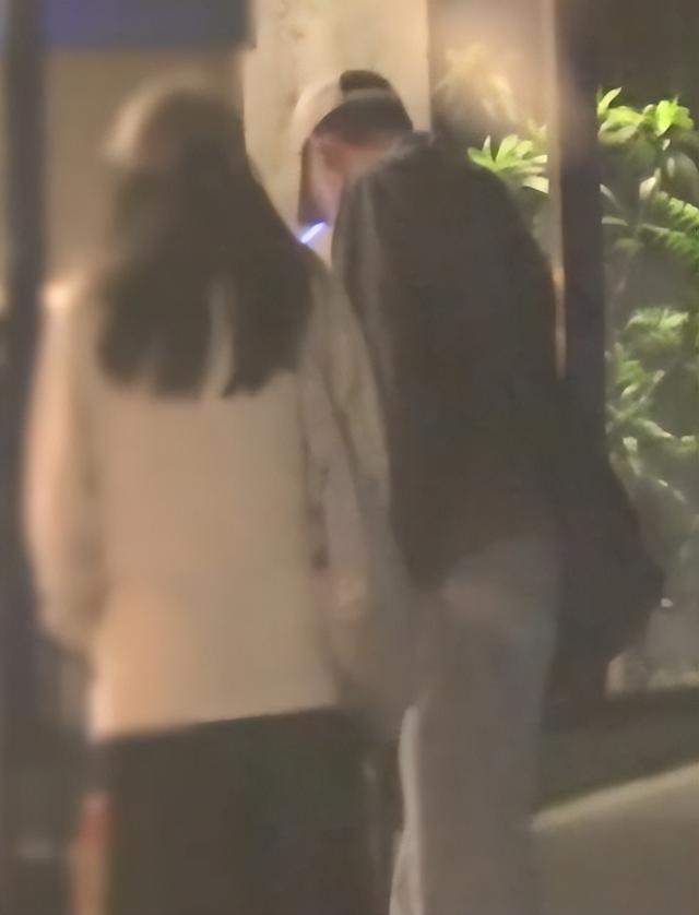 辛柏青近况曝光：妻子离世仅5个月，身边美女相伴，一举动败好感