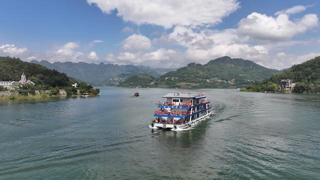 万峰湖：山环水绕间 解锁假期好风光