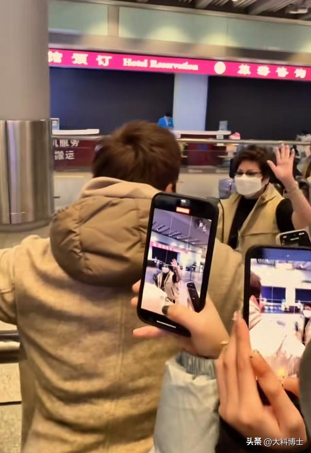 陈伟霆爱人北京豪宅晒照，何穗产后腰细身瘦，陈妈妈来京看孙子