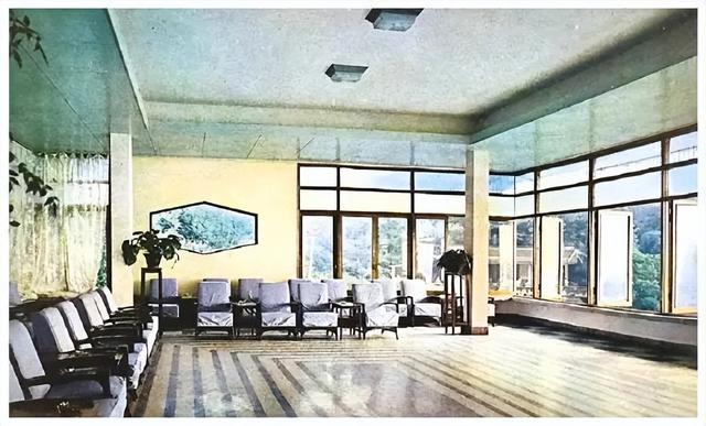 桂林一景区50年历史建筑“朝晖楼”改成网红民宿，周末一房难求，改掉经典设计被指“审美降级”，当地回应