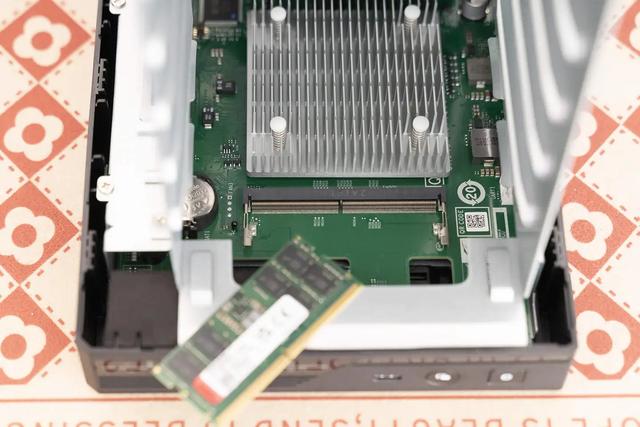 威联通2025新品Qu805首测：8盘位 + N355 + 16GB，性能与性价比全有了