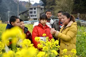 扎根乡村教育28载，她既是老师也是“妈”图片