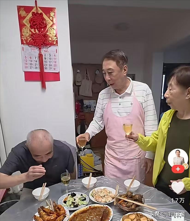 冯巩：与姐姐在大哥家过中秋节，父母不在了，兄弟姐妹感情依旧
