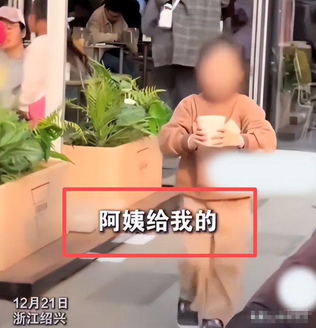 女孩打翻水杯后续：母亲正脸被扒，疑出言反驳网友，丢人丢到国外