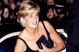 查尔斯出轨后，戴安娜先后找了7个情人，一晚上给情人打300个电话图片