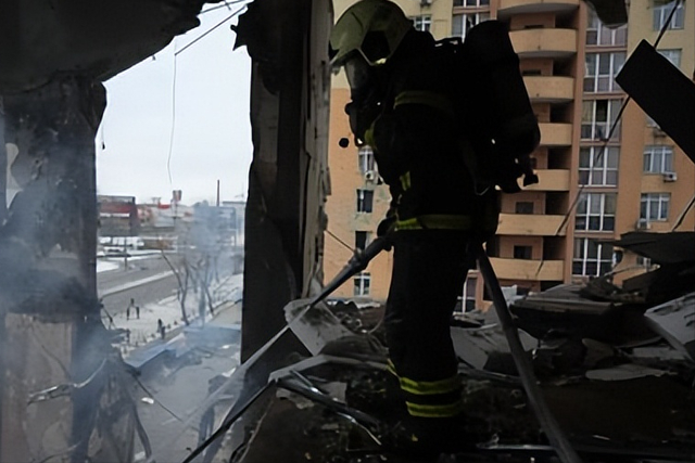 500架无人机夜袭基辅！泽连斯基带90%和平计划赴美，能谈成吗？