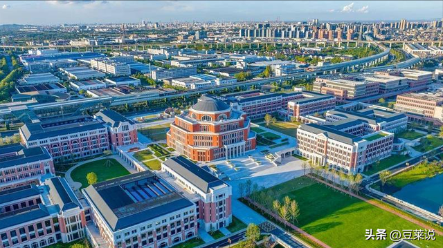 比曹德旺还狠！豪捐300亿建大学，这个中国芯片首富什么来头？
