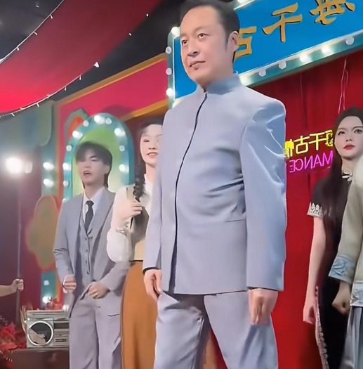 落地的凤凰不如鸡！为养家糊口沦落到景区卖艺，这4位明星太可惜