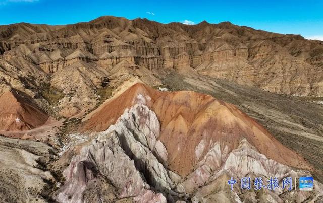 甘肃张掖：冬日外星谷色彩斑斓 亿年雕琢“外星地貌”引客来
