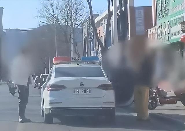 警车下来3人未穿警服，其中还牵宠物狗，当地通报：解除劳动关系